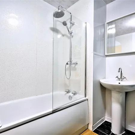Manchester Townhouse By Bevolve - 4 Bedrooms - Free Parking Exterior photo